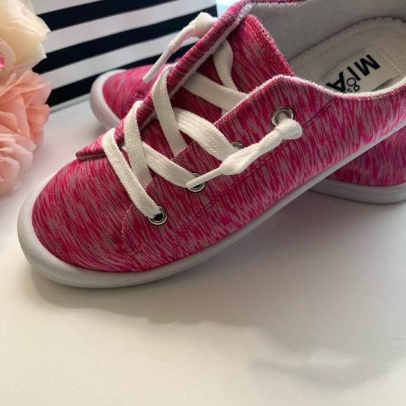 MIA Other - Mía G slip on sneakers 2